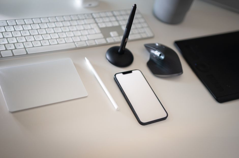 Espacio de trabajo limpio y moderno con teclado, smartphone y mouse inalámbrico