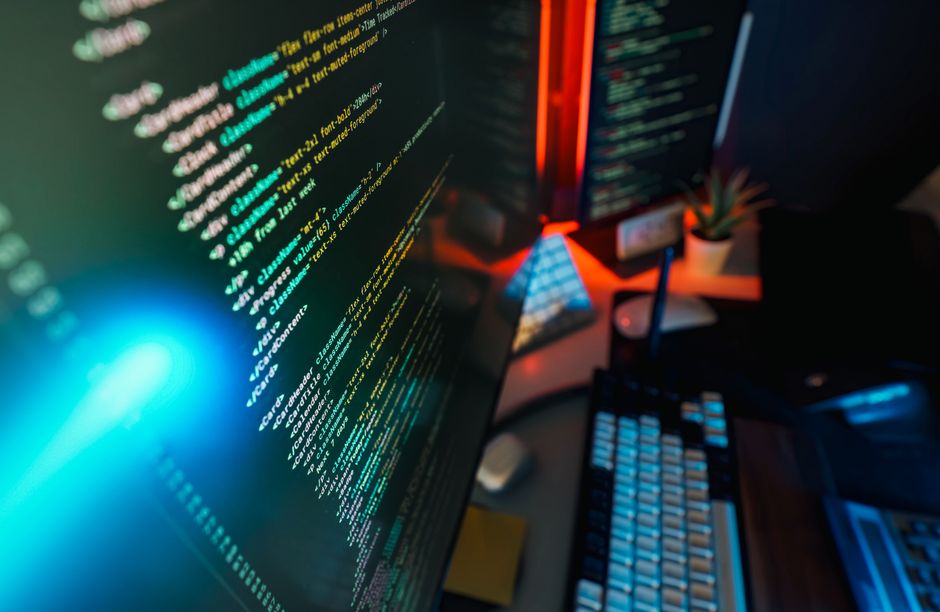 Espacio de trabajo futurista con pantalla de código