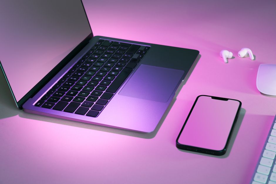 Espacio de trabajo tecnológico con laptop y smartphone