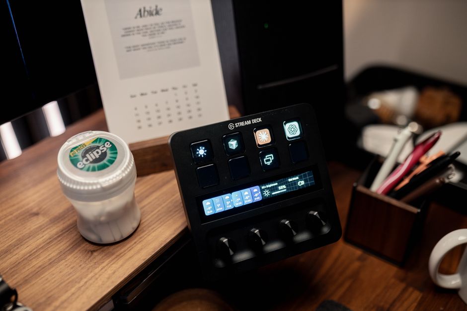 Escritorio de oficina moderno con Stream Deck y calendario