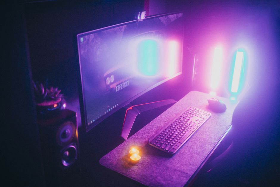 Escritorio gamer con luces de neón